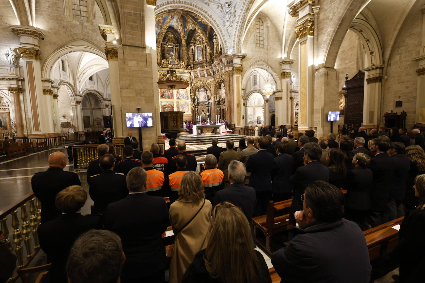 Valencia celebra una misa por las víctimas del incendio de Campanar