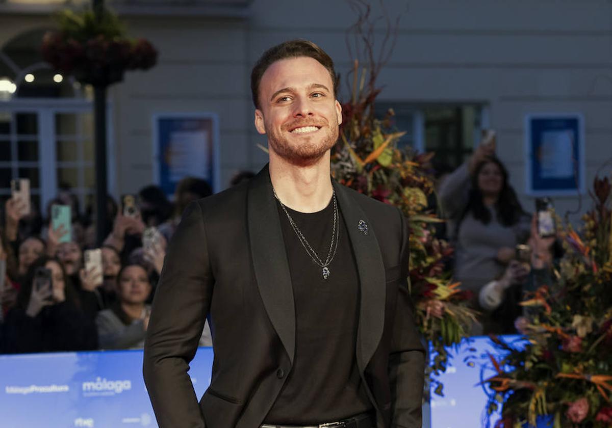 El actor Kerem Bürsin posa en la alfombra roja antes de la gala de clausura del 27 Festival de Cine en Español de Málaga, este sábado