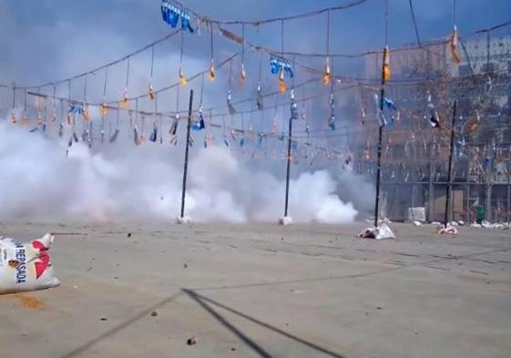 Mascletà en la plaza del Ayuntamiento de Valencia.