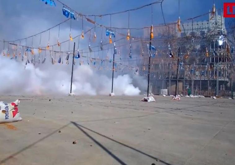 Mascletà en la plaza del Ayuntamiento de Valencia.