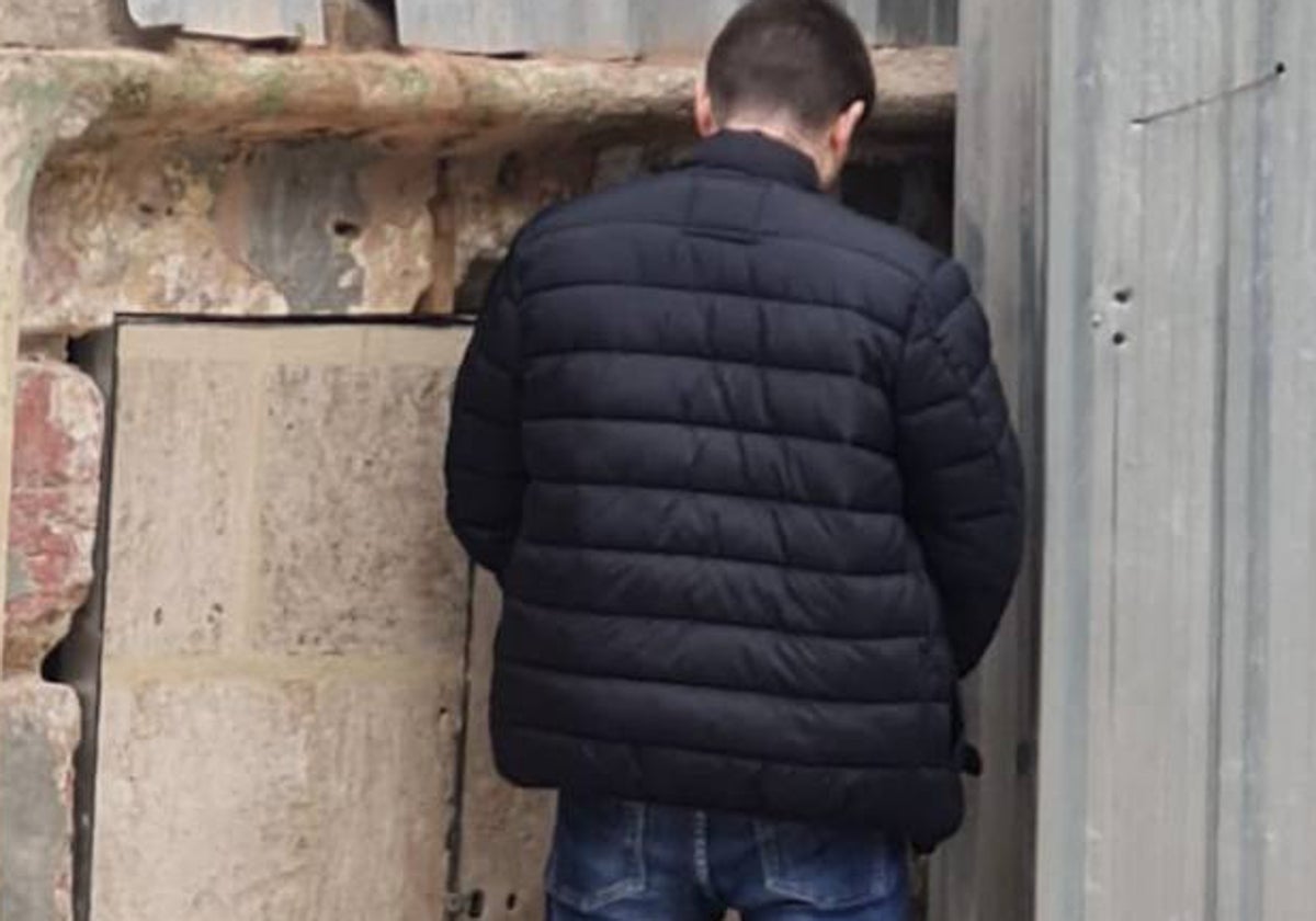 Un joven orina en la fachada de los Santos Juanes de Valencia durante las Fallas de 2024.