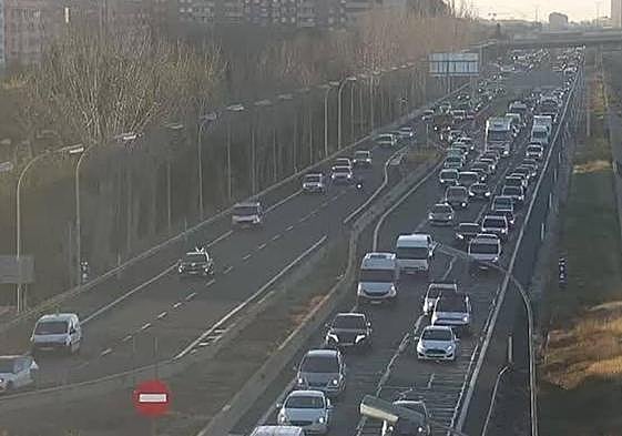 Atascos en la V-30 este lunes.