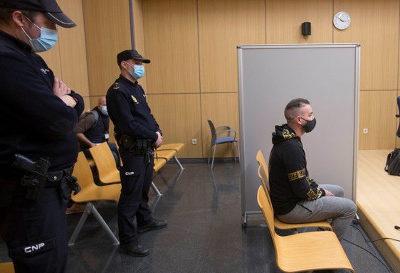 El Tuvi en un juicio por violencia de género.