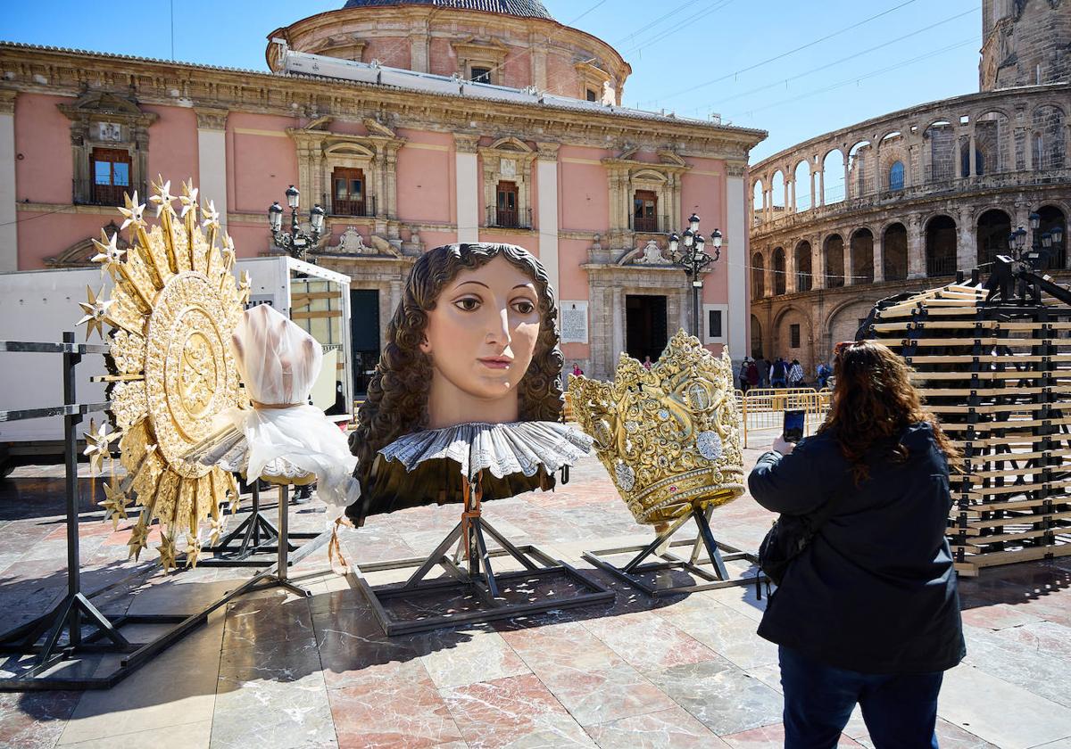 El nuevo cadafal de la Virgen ya está en la plaza