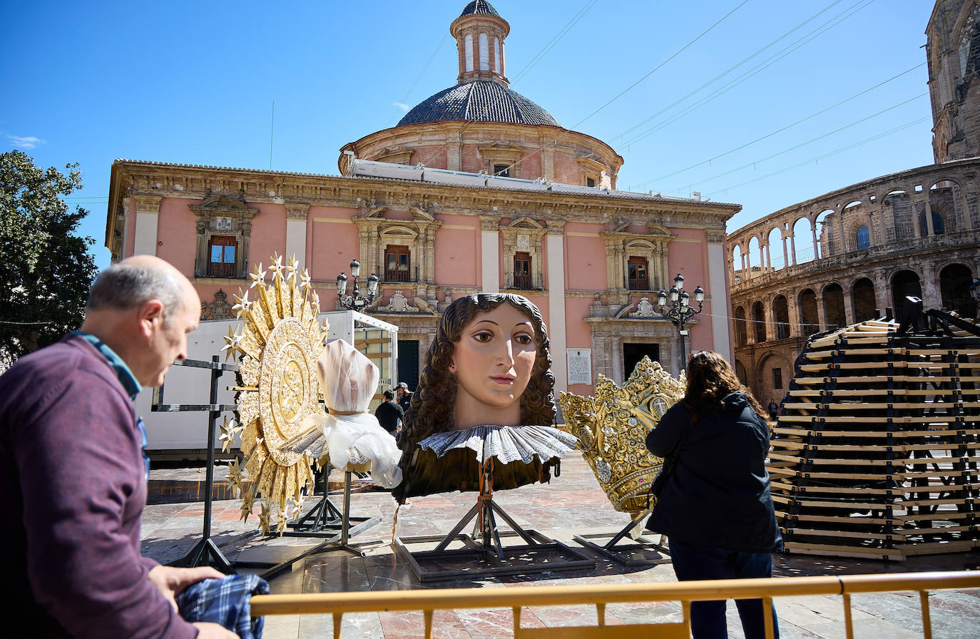 El nuevo cadafal de la Virgen ya está en la plaza