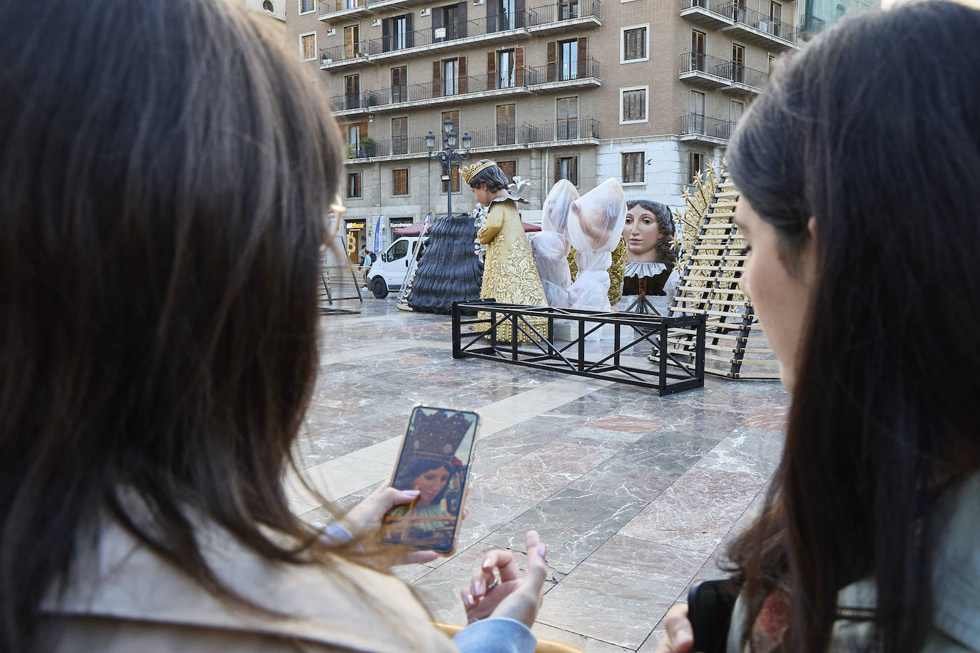 El nuevo cadafal de la Virgen ya está en la plaza