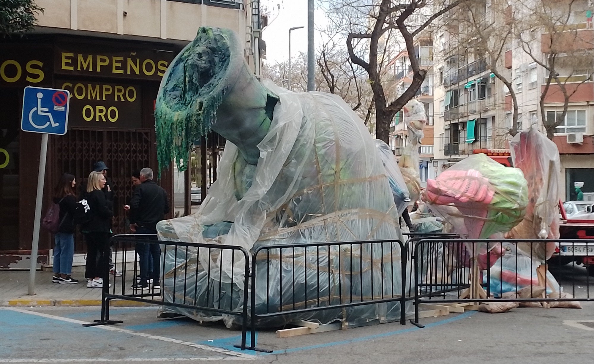 'Qué calor fa en Falles' reina en Xàtiva al fimar 8 de los 38 monumentos falleros