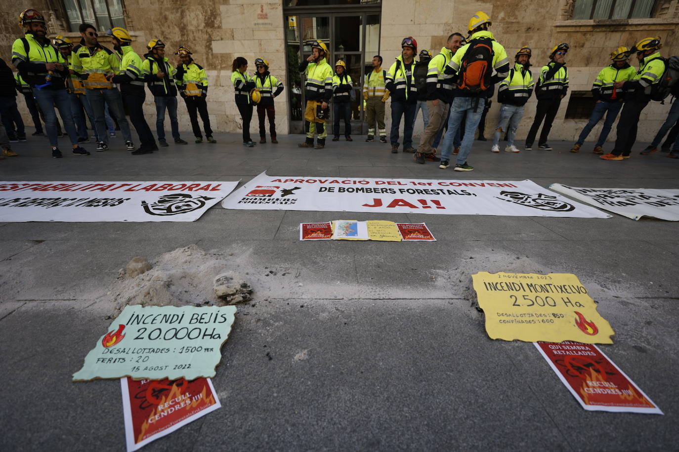 Los bomberos protestan ante el Palau de la Generalitat