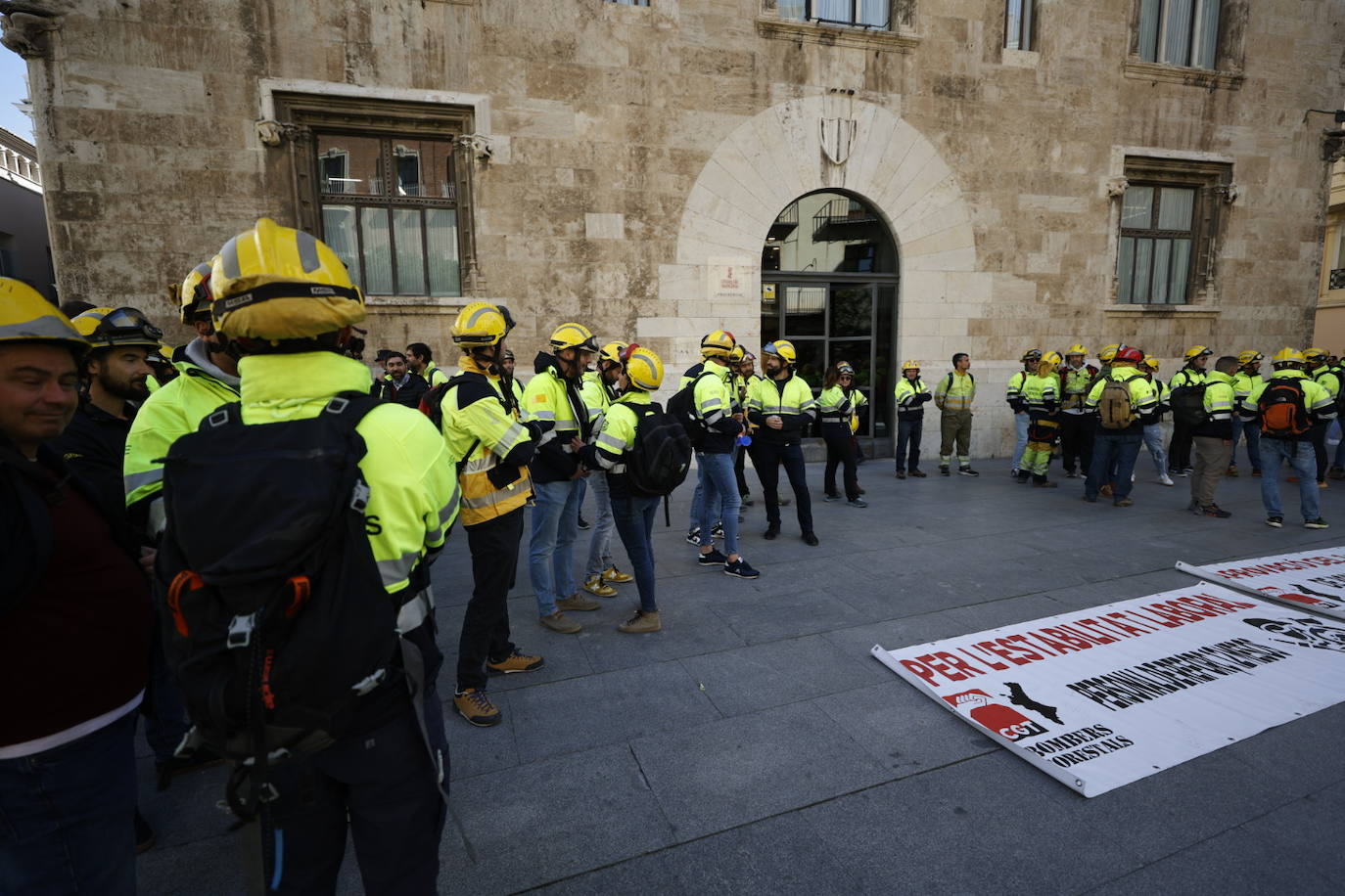 Los bomberos protestan ante el Palau de la Generalitat