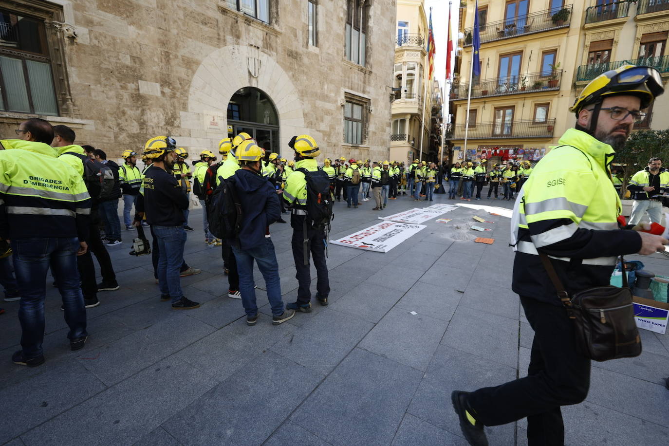 Los bomberos protestan ante el Palau de la Generalitat