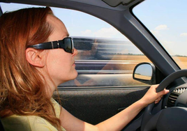 Una mujer conduciendo en un coche.