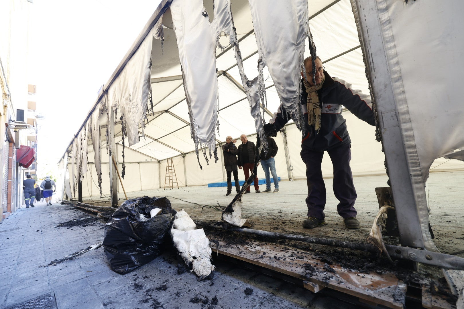 Así ha quedado la carpa incendiada de Juan de Aguiló - Gaspar Aguilar