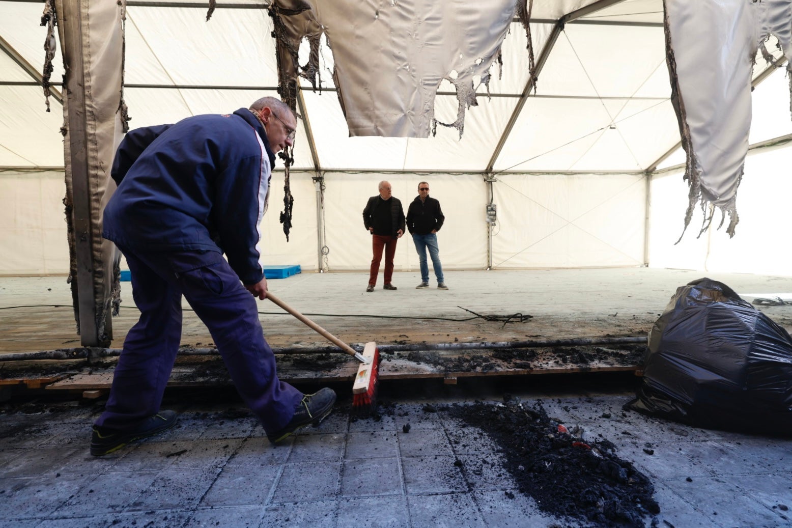 Así ha quedado la carpa incendiada de Juan de Aguiló - Gaspar Aguilar