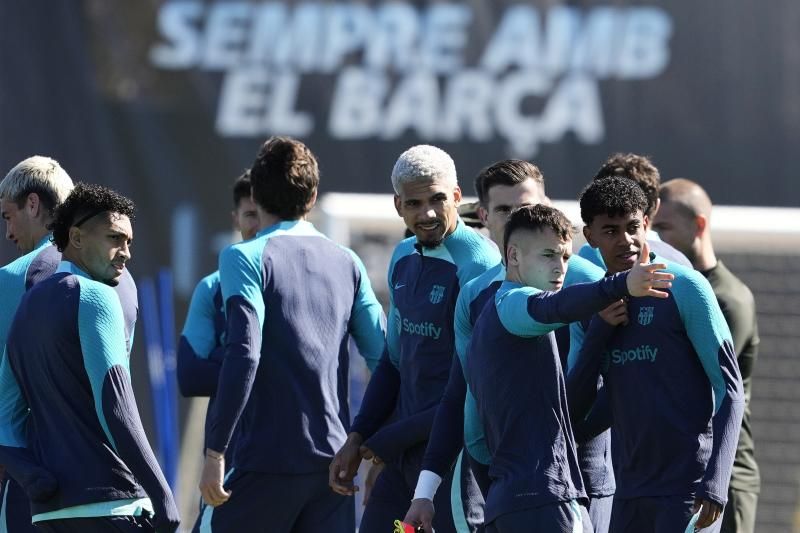 Los jugadores culés en el entrenamiento previo al partido de esta noche frente al Nápoles.