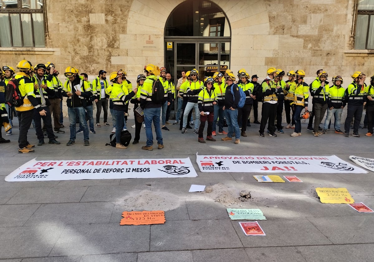 Concentración de los bomberos ante el Palau.