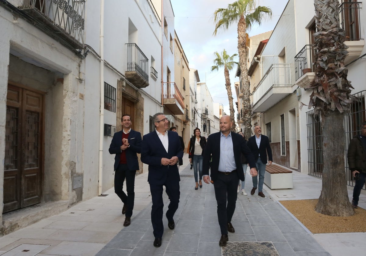 El presidente de la Diputación y el alcalde pasean por la calle Colón.