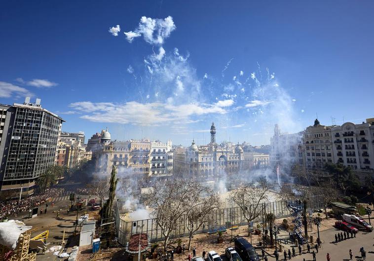 Mascletà de este martes en la plaza del Ayuntamiento de Valencia.