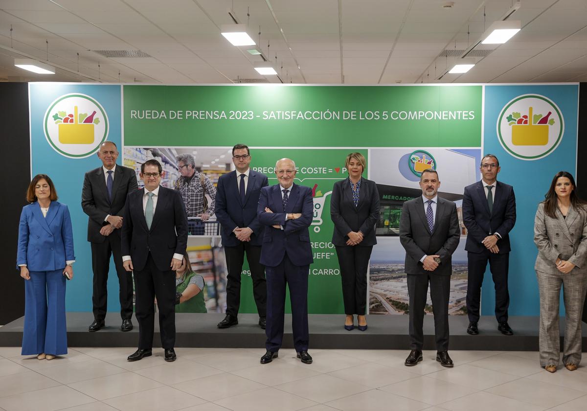 El presidente de Mercadona, Juan Roig (c), posa con los directivos de la compañía durante el acto de presentación de resultados de la empresa en el centro de coinnovación en Paterna