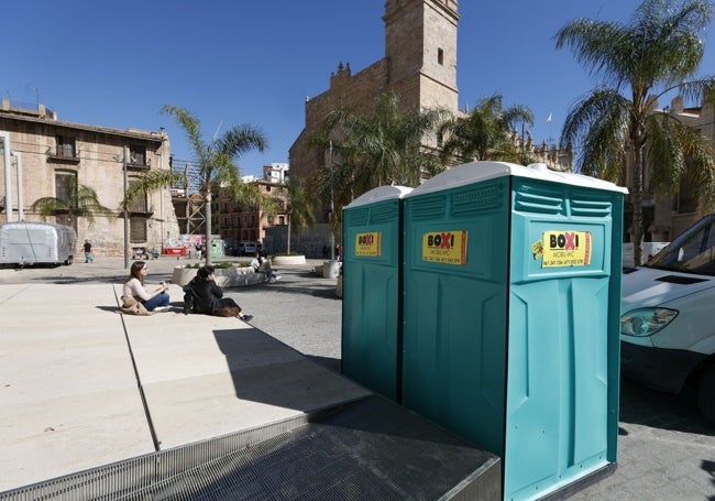 Instalación de lavabos en la plaza de Brujas.