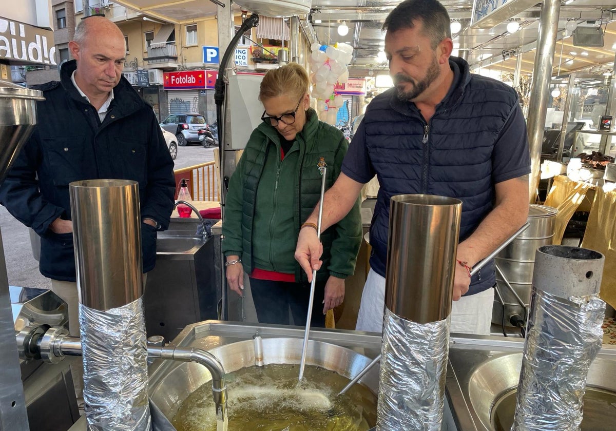 Visita de los técnicos a una churrería para comprobar el estado del aceite.