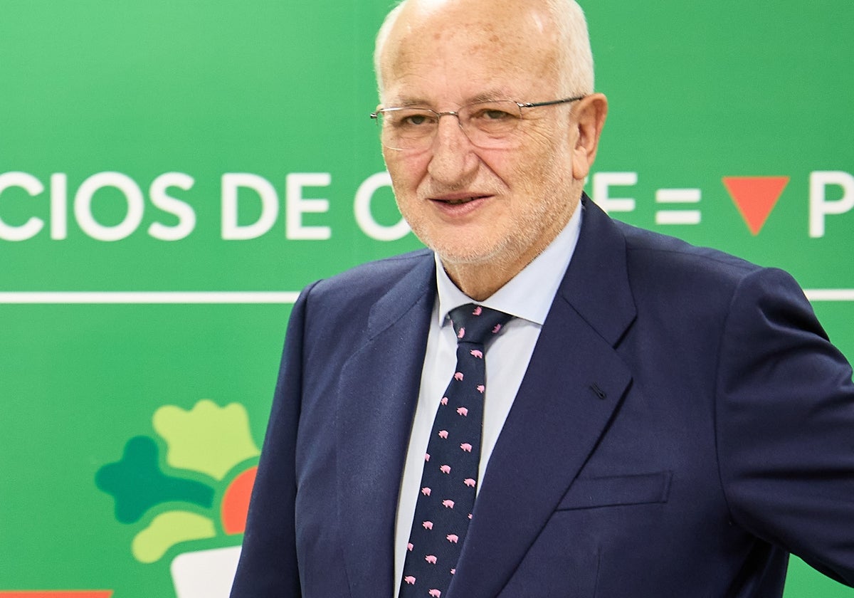 El presidente de Mercadona, Juan Roig, con la corbata que lleva al origen del negocio.