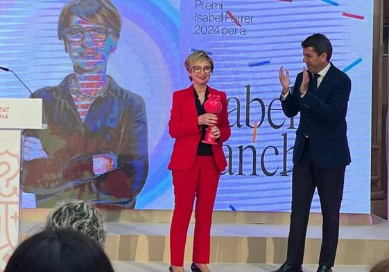 Isabel Sanchis recoge el premio Isabel Ferrer de manos del presidente de la Generalitat, Carlos Mazón.