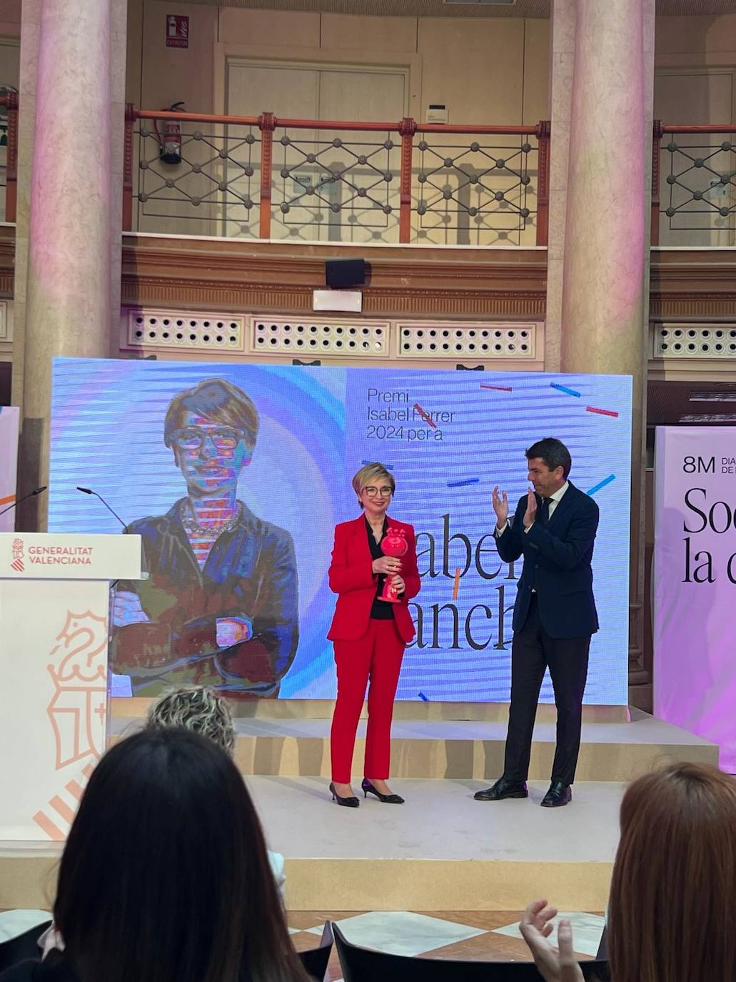 Isabel Sanchis recoge el premio Isabel Ferrer de manos del presidente de la Generalitat, Carlos Mazón.