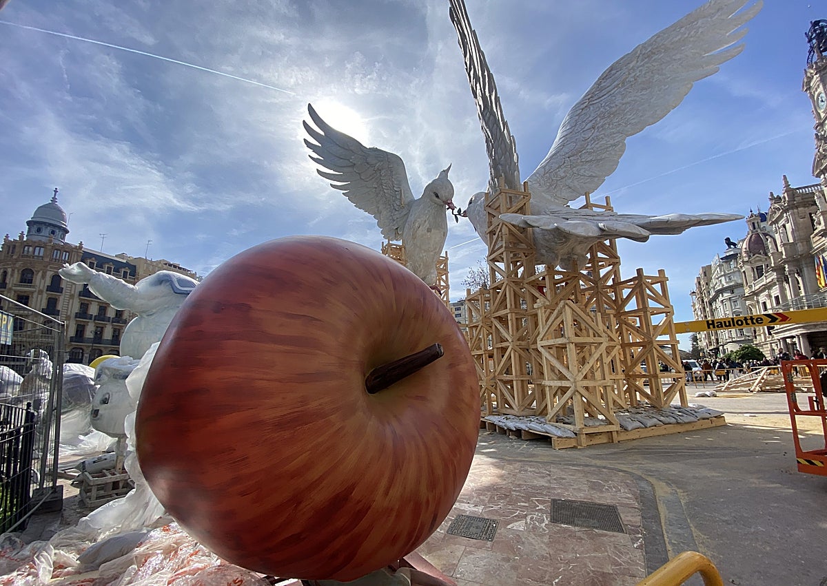 Imagen secundaria 1 - Escena del pato de goma y la de la manzana que aplasta a un usuario de un móvil.