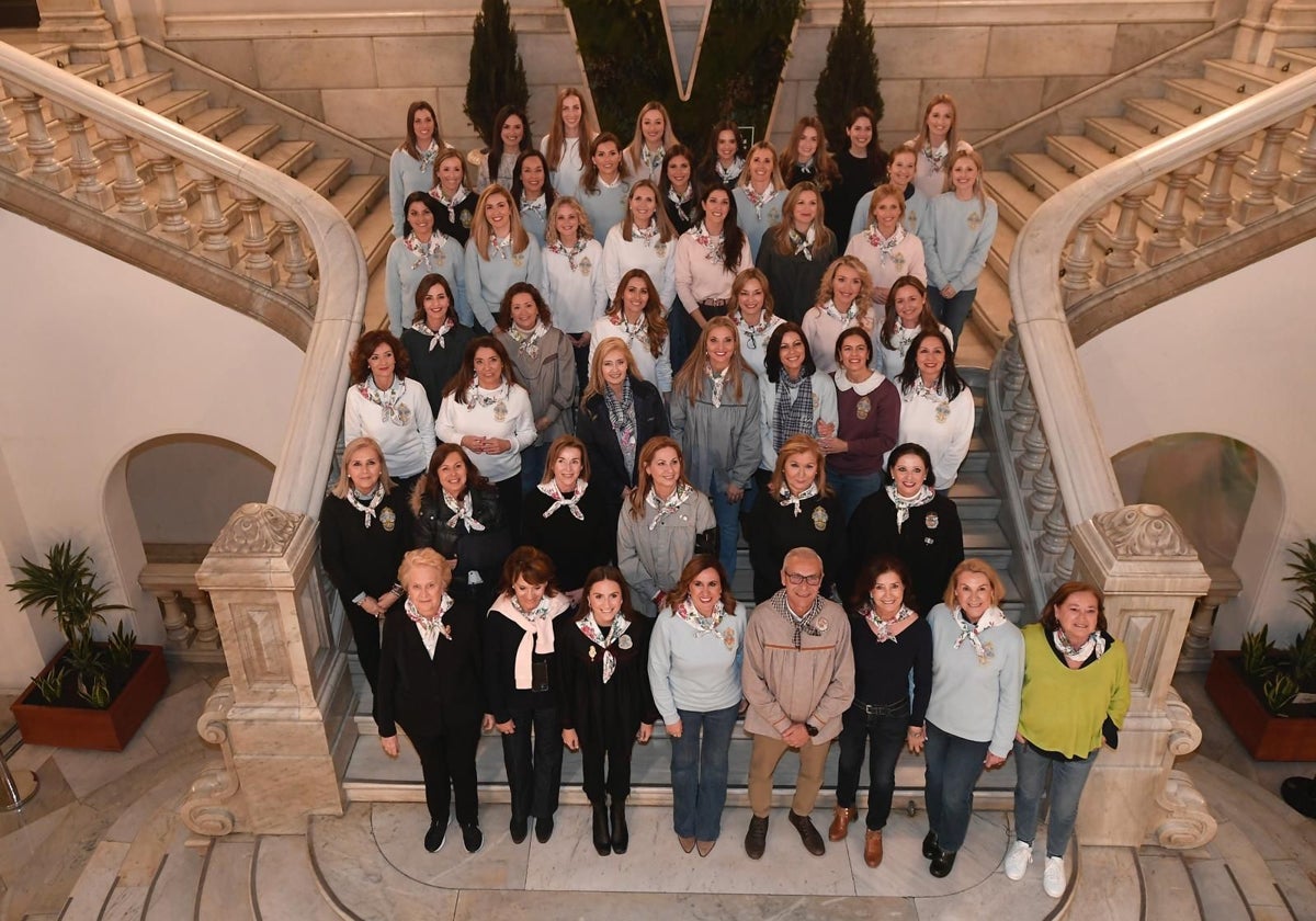 Posado de la alcaldesa de Valencia, María José Catalá, con falleras mayores de Valencia de diversas décadas.