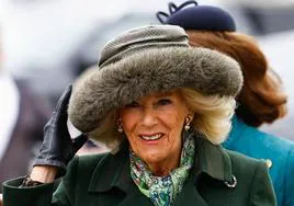 La familia real británica y el glamur de las carreras de caballos