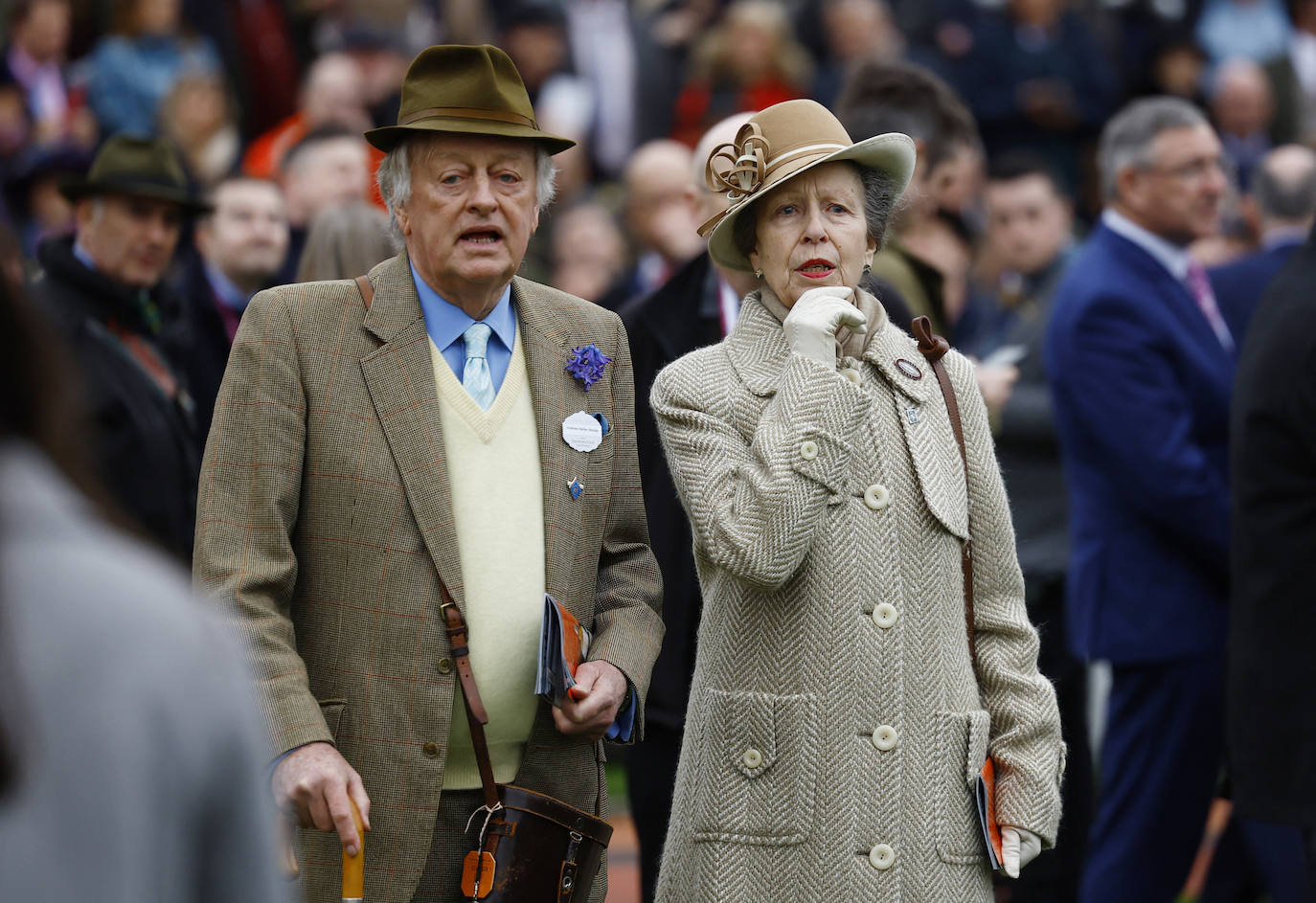 La familia real británica y el glamur de las carreras de caballos