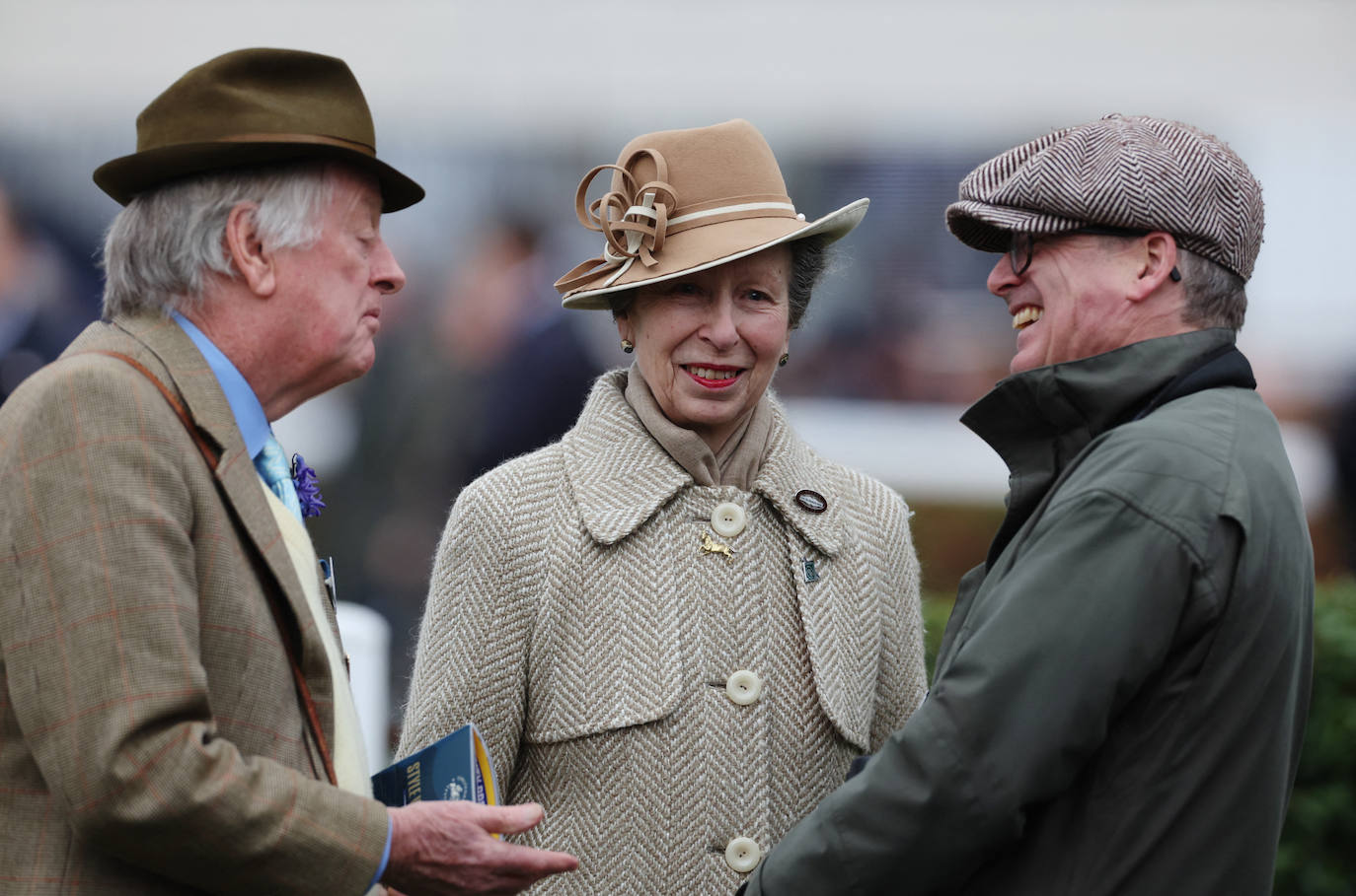 La familia real británica y el glamur de las carreras de caballos