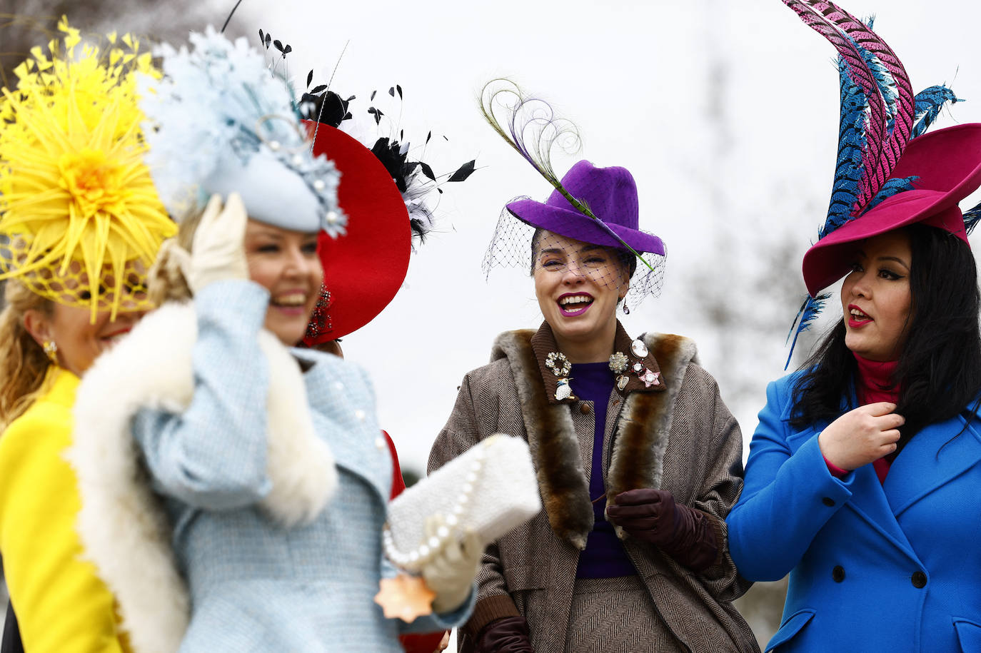 La familia real británica y el glamur de las carreras de caballos