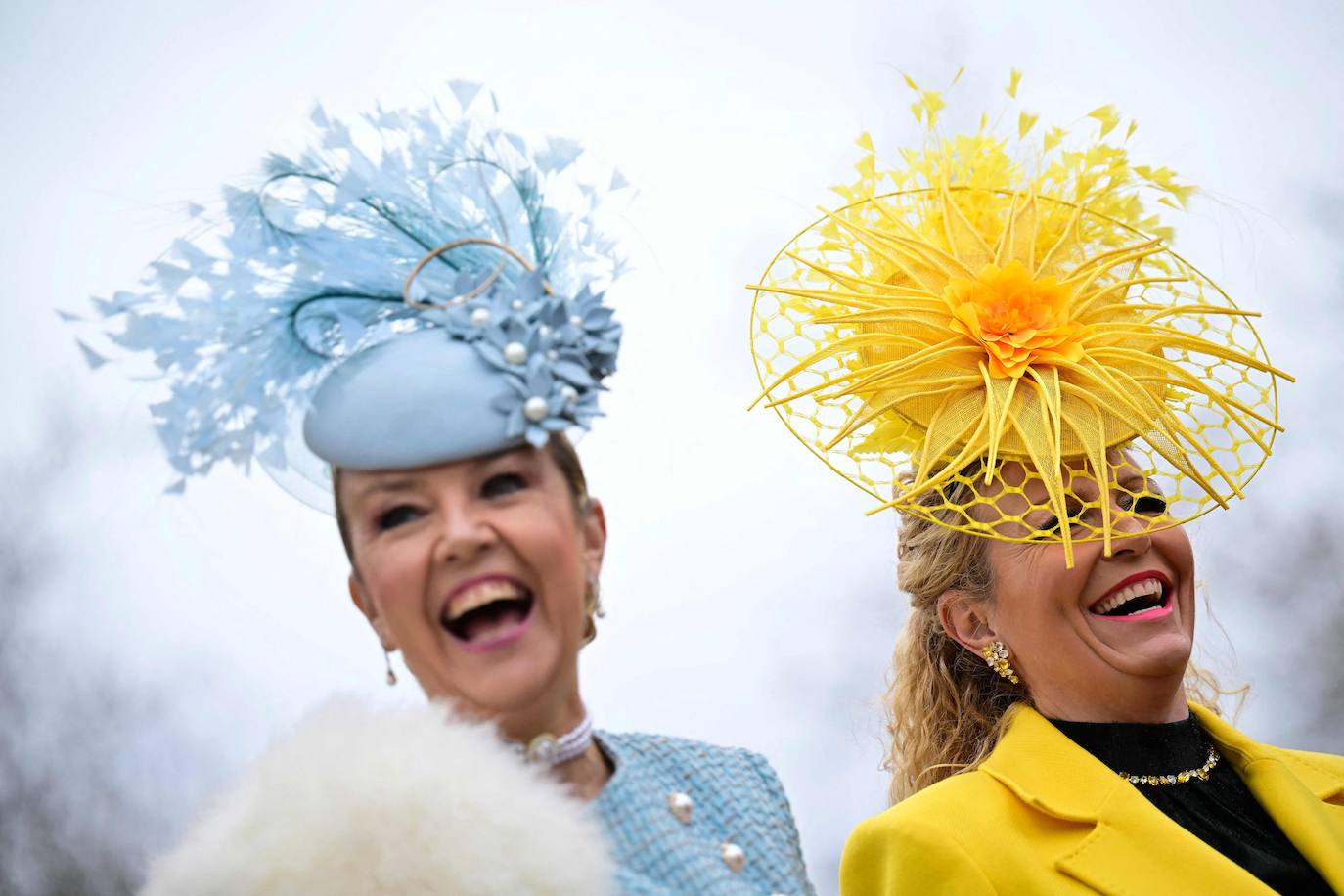 La familia real británica y el glamur de las carreras de caballos