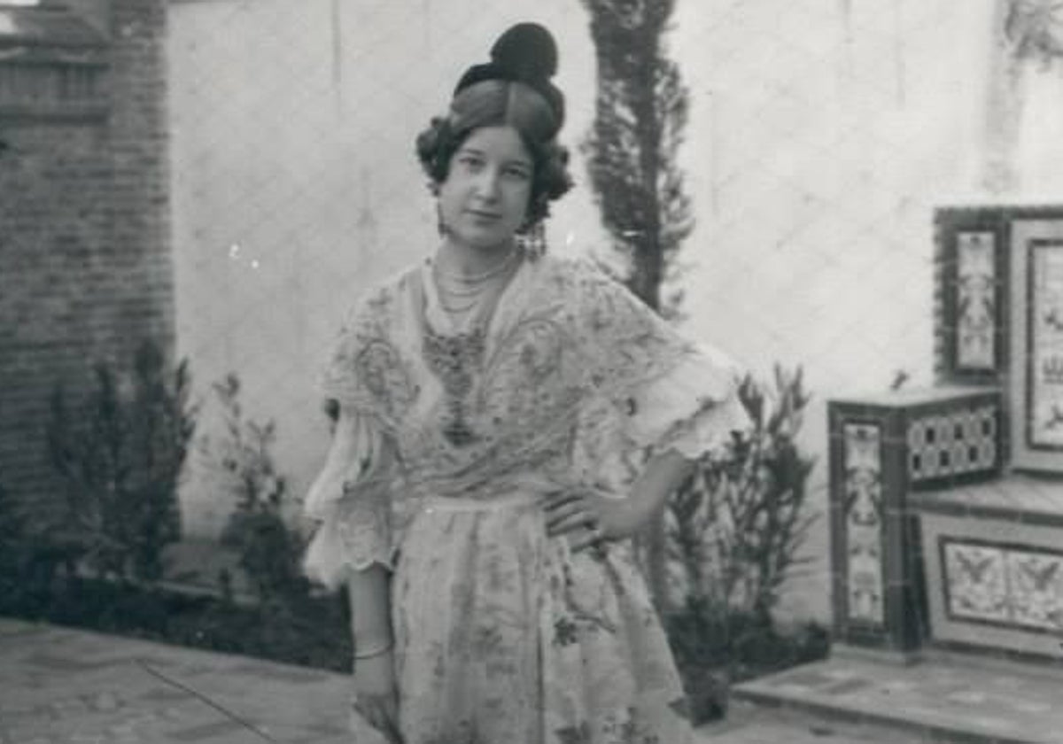 Elena Sorolla, vestida de fallera en 1912.