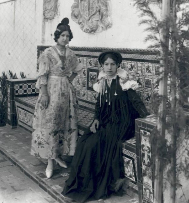 A la izguierda, Elena Sorolla, vestida de valenciana, junto a su hermana María, que eligió el traje de ansotana para la fiesta celebrada en el jardín de la casa madrileña de Sorolla.