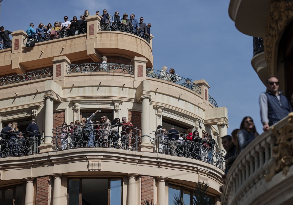 Un gran número de personas aguarda al disparo de la mascletà.