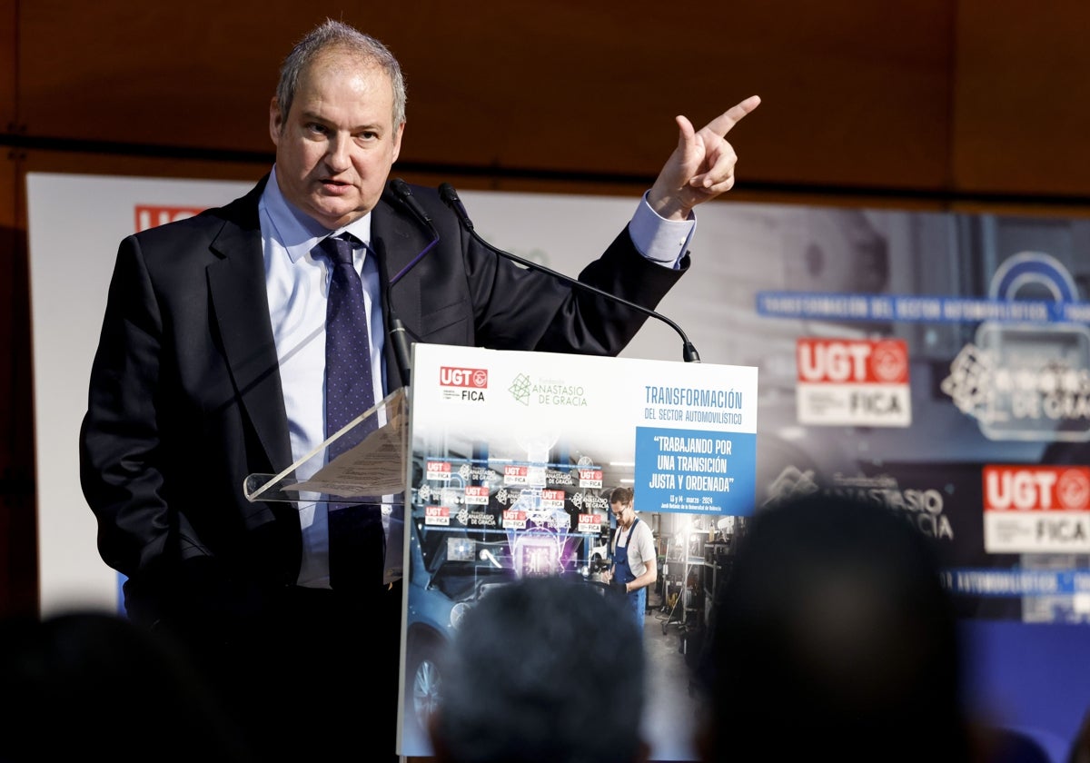 El ministro de Industria y Turismo, Jordi Hereu, interviene en el acto de clausura de las jornadas «La Transformación del Sector Automovilístico», organizadas por UGT.