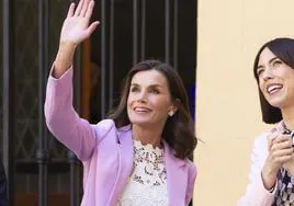 La reina Letizia apuesta por el rosa en Gandia (Valencia)