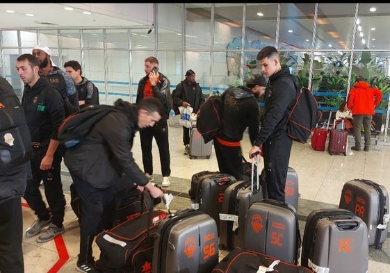 La expedición del Valencia Basket, a su llegada a Estambul.