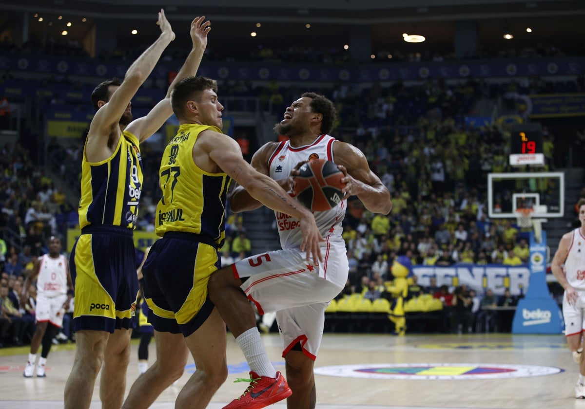 Anderson intenta una penetración ante la defensa del Fenerbahce.