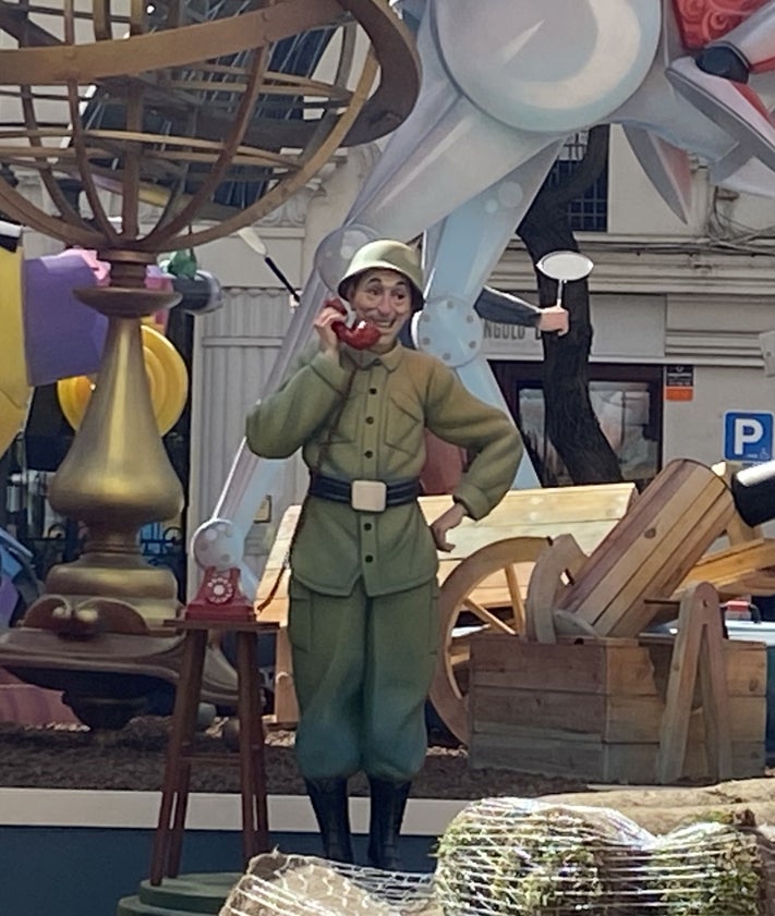 Imagen secundaria 2 - Paco Torres, en la falla de El Pilar y escenas de la falla Almirante.