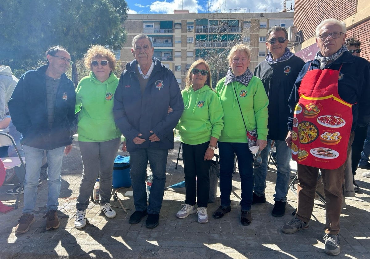 Vicente, Merche, Pepe, Virtudes, María Ángeles, Pedro y Voro en las paellas de la falla.