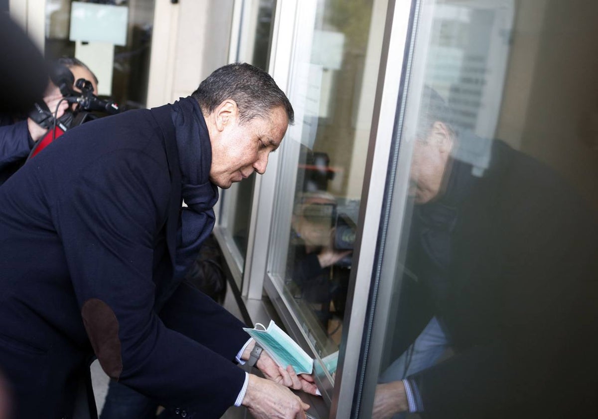 El expresidente Zaplana, en el juzgado de guardia de Valencia.