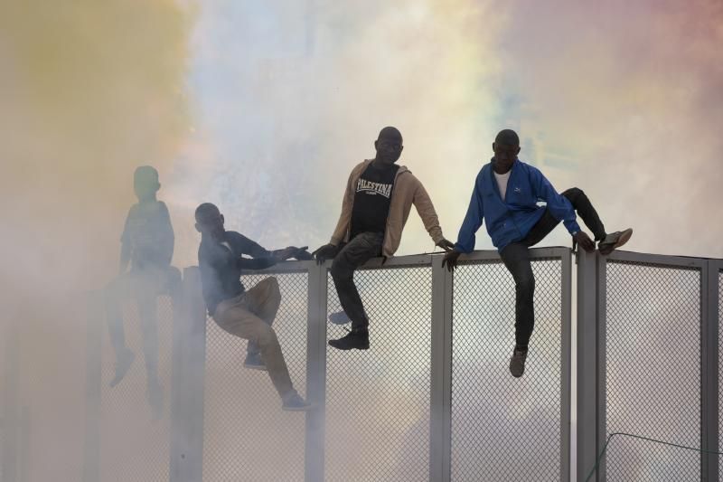 La escena de cuatro &#039;migrantes&#039; en la valla de la mascletà