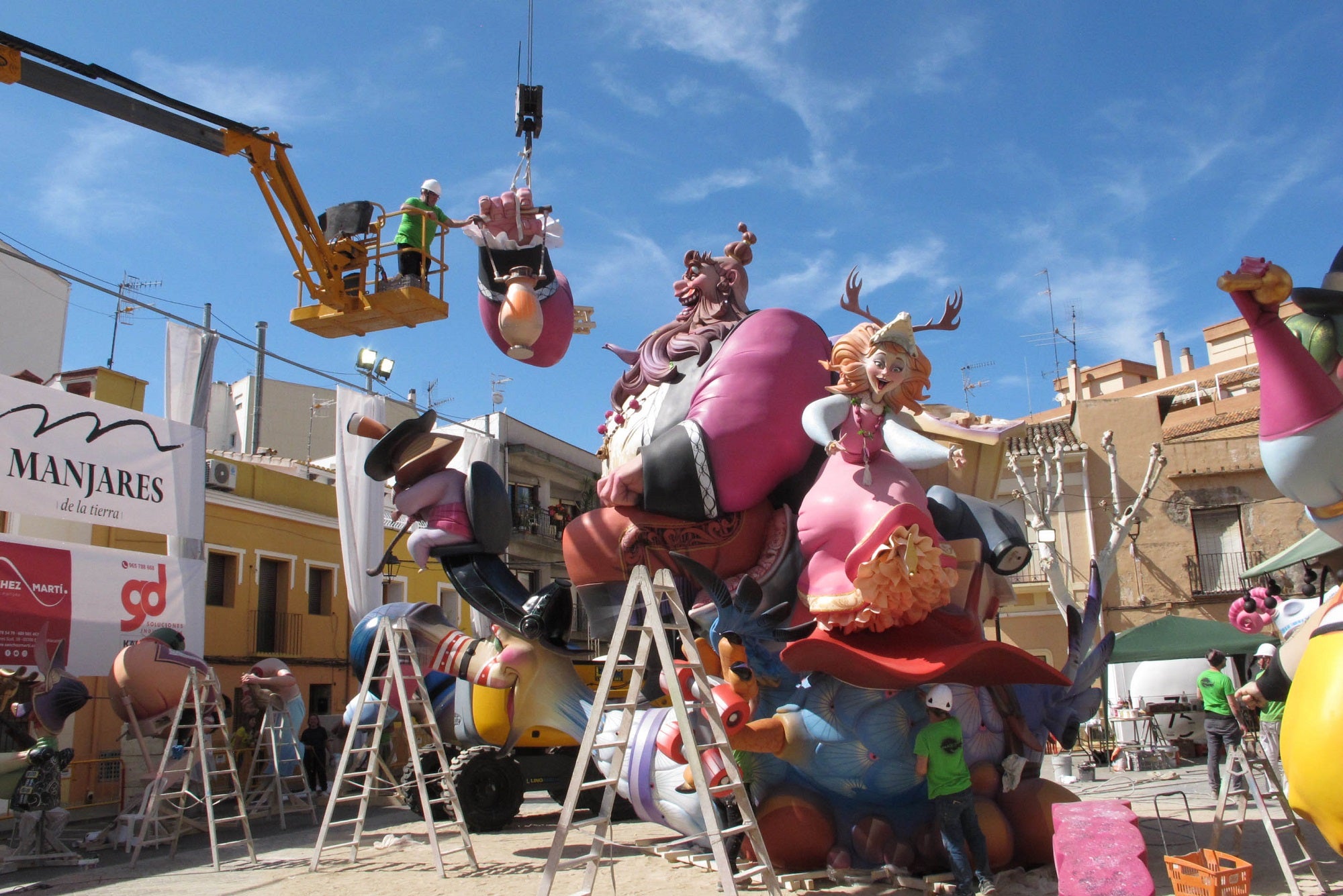 Imagen principal - Monumentos de las fallas Oeste, Paris Pedrea y Baix la Mar de Dénia.