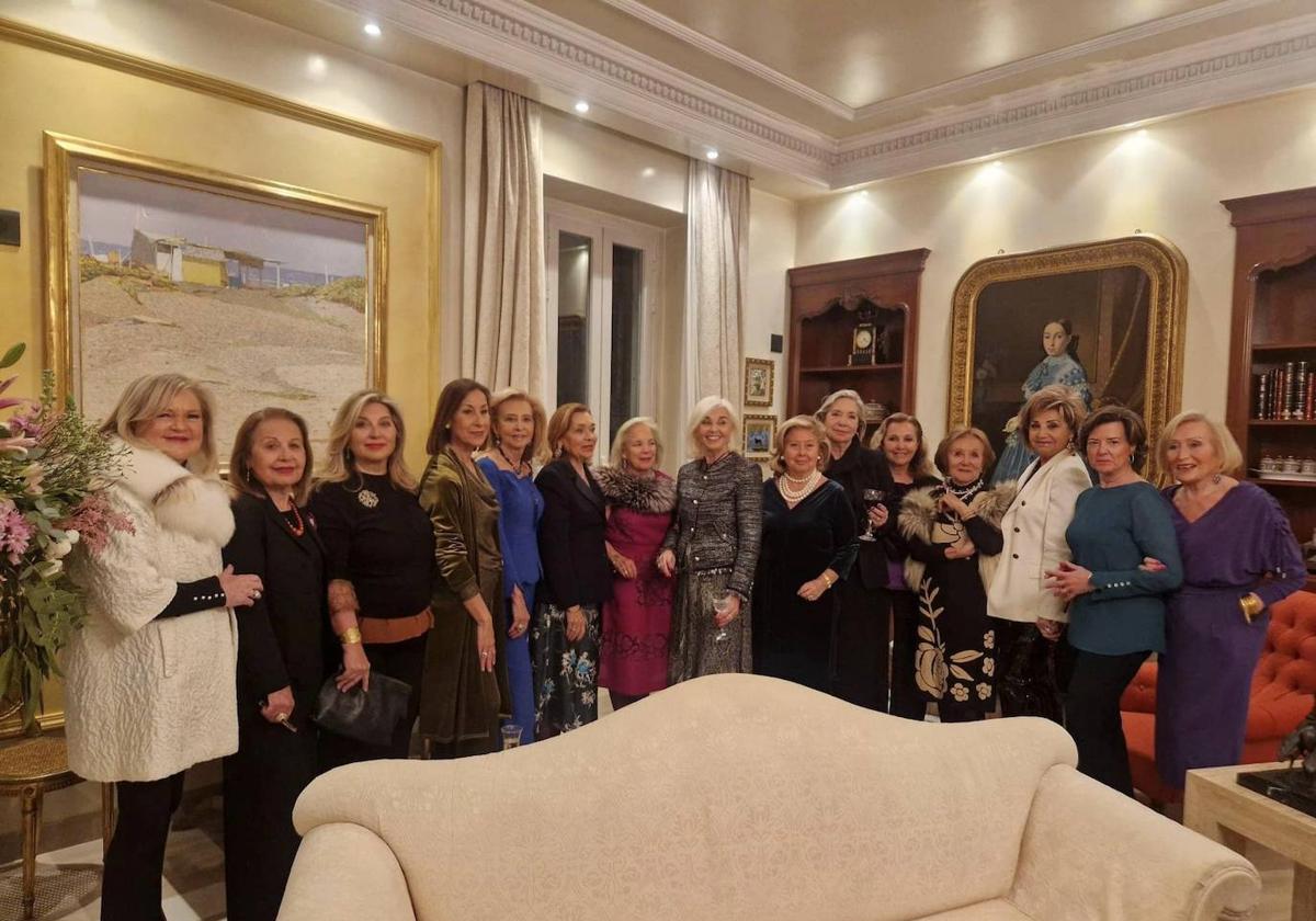 El grupo de amigas con quien disfruta Hortensia Herrero de las Fallas