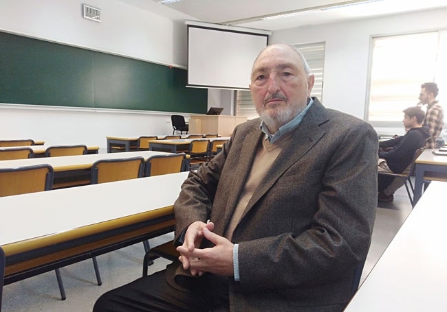 Ginés Sanz, cardiólogo jubilado, investigador y estudiante de la universidad sénior de la UPV, en el aula donde aprende Historia del Arte Barroco.