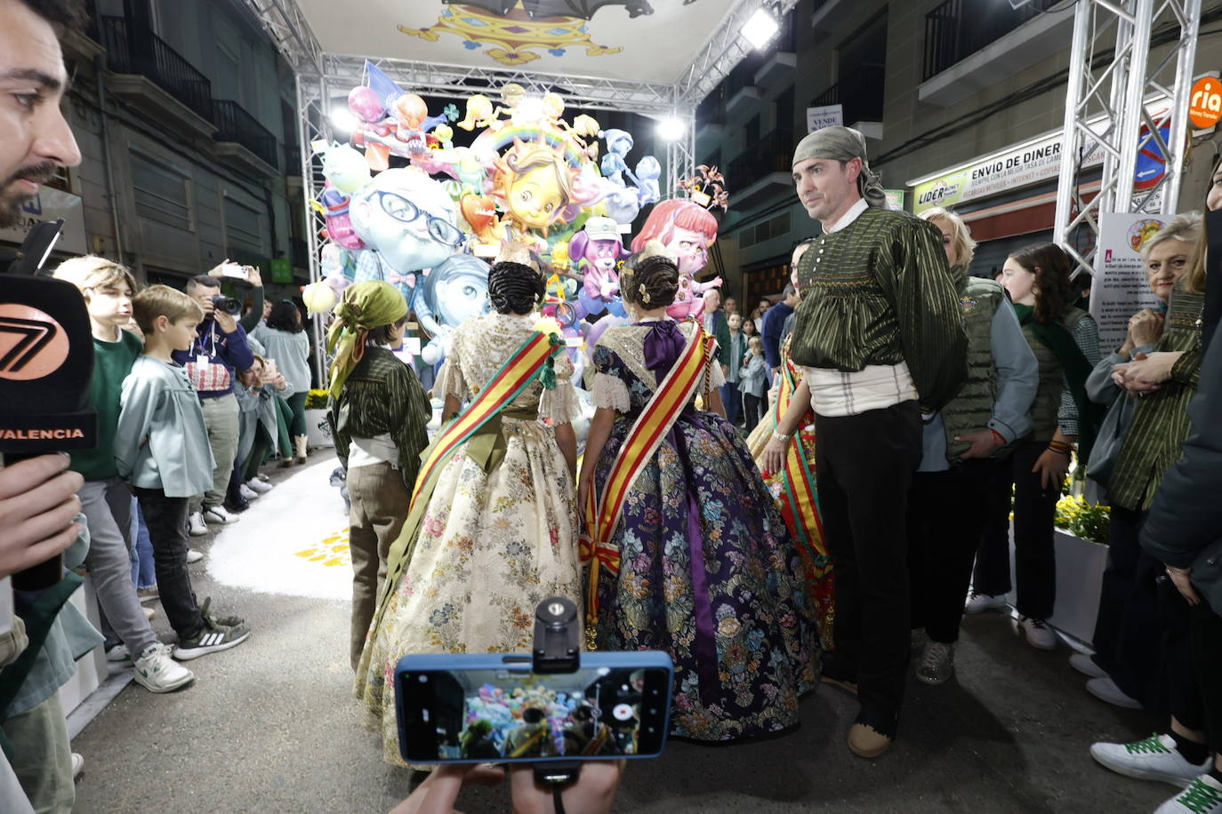 Los falleros de Convento Jerusalén celebran el primer premio de su falla infantil en Especial