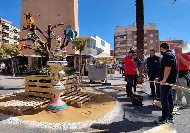 Plantà alternativa que preparan en la Plaça de Torrent por si no llegan las piezas.